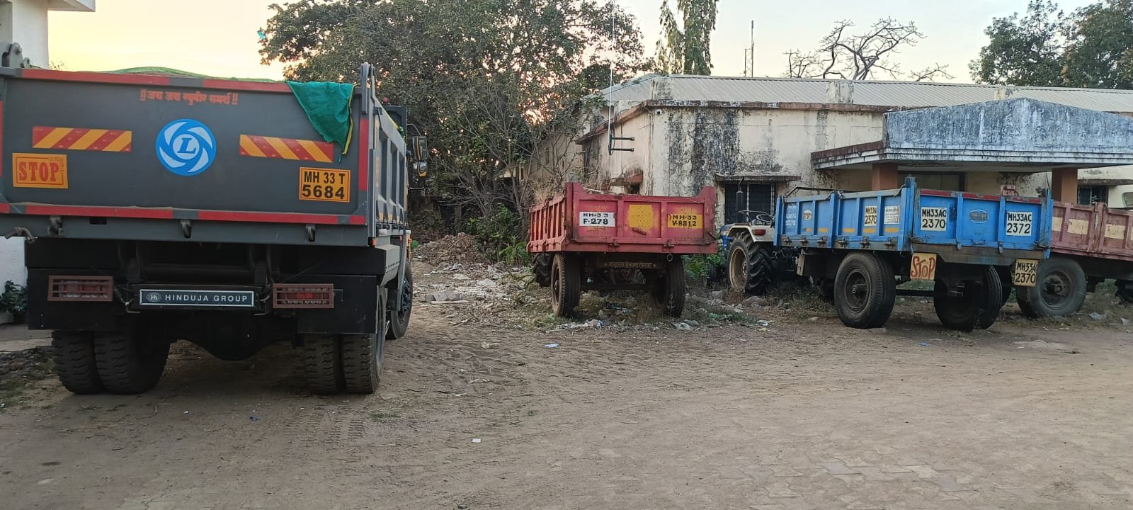 आंबेशिवणी नदिघाटावरून अवैध रेती चोरी करणारा टिप्पर रंगेहाथ पकडला