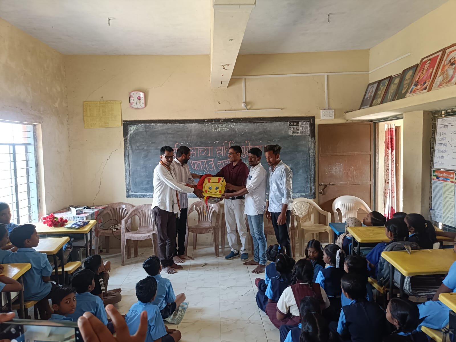 जिल्हा परिषद उच्च प्राथमिक शाळा कोळशी खुर्द येथे स्कूल बॅग वाटप विद्यार्थ्यांना धनराज दादा यांच्या वाढदिवसानिमित्त