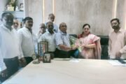 निप्पान प्रकल्पग्रस्तांनी घेतली खासदार प्रतिभाताई धानोरकर यांची भेट.