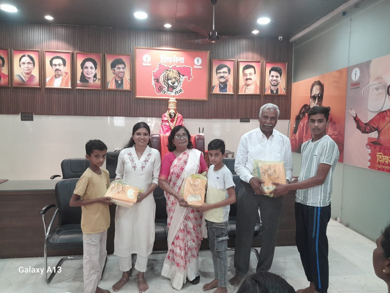 ⛔शैक्षणिक दत्तक विद्यार्थ्यांना शालेय साहित्य व गणवेश वितरणाचा उपक्रम -गरजू विद्यार्थ्यांना शिक्षणाची नवी उमेद