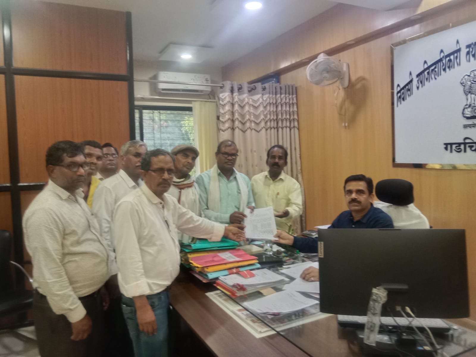 🟦रिपाईची तक्रार -सिरोंचा महामार्गावर अडचण आणणारी भिंत पाडून राज्य महामार्ग रस्ता तयार करा न .प