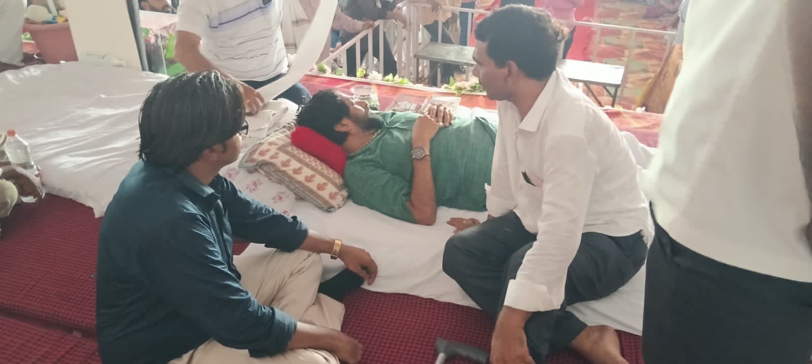 बच्चु कडू च्याअन्नत्याग आंदोलनास भंडारा- जिल्हाध्यक्ष रविभाऊ मने यांनी घेतली भेट