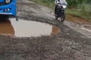 🅾️चामोर्शी ते हरणघाट रस्ता खड्ड्यात रस्ता की रस्त्यात खड्डा⭕ 