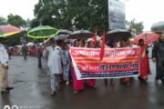 ♨️देशव्यापी संपानिमित्त आयटक चा विशाल मोर्चा छत्री घेऊन धो धो भरपावसात धडकला
