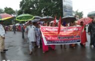 ♨️देशव्यापी संपानिमित्त आयटक चा विशाल मोर्चा छत्री घेऊन धो धो भरपावसात धडकला