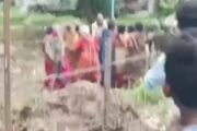 💥निळ्या झेंड्यांचा अपमान करून जातीयवाद्यांनी तार कॅम्पाऊड तोडले.⏯️पोलीसांची बघ्याची भुमिका