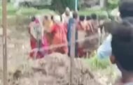 💥निळ्या झेंड्यांचा अपमान करून जातीयवाद्यांनी तार कॅम्पाऊड तोडले.⏯️पोलीसांची बघ्याची भुमिका