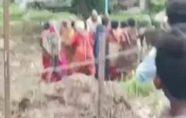 💥निळ्या झेंड्यांचा अपमान करून जातीयवाद्यांनी तार कॅम्पाऊड तोडले.⏯️पोलीसांची बघ्याची भुमिका
