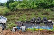 ✴️वैनगंगा नदिजवळ ट्रक पलटी. ड्रायवर गंभीर जखमी