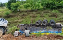 ✴️वैनगंगा नदिजवळ ट्रक पलटी. ड्रायवर गंभीर जखमी